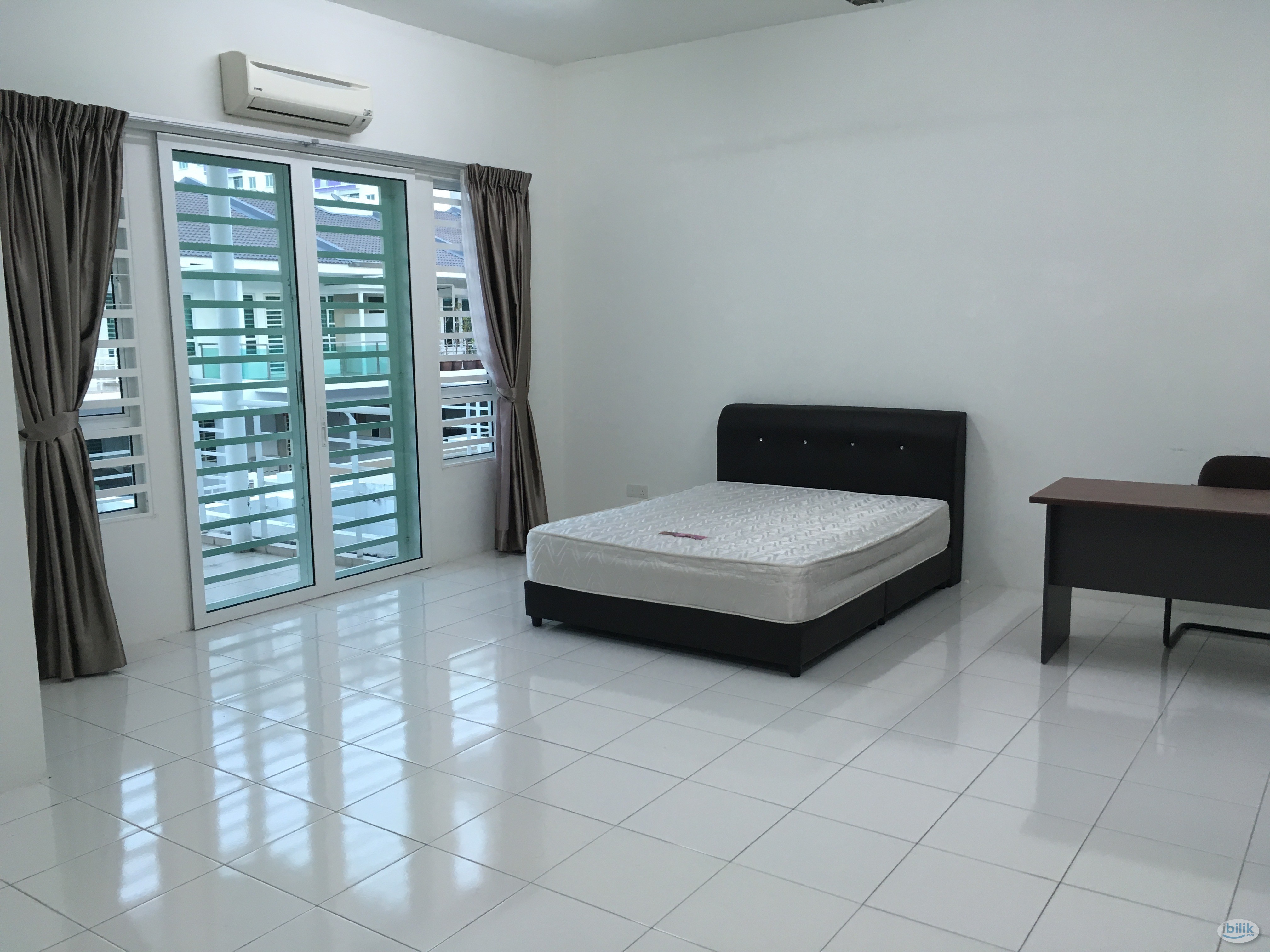 Master Room - fully furnished, personal bathroom, car park, landed house - Image 1