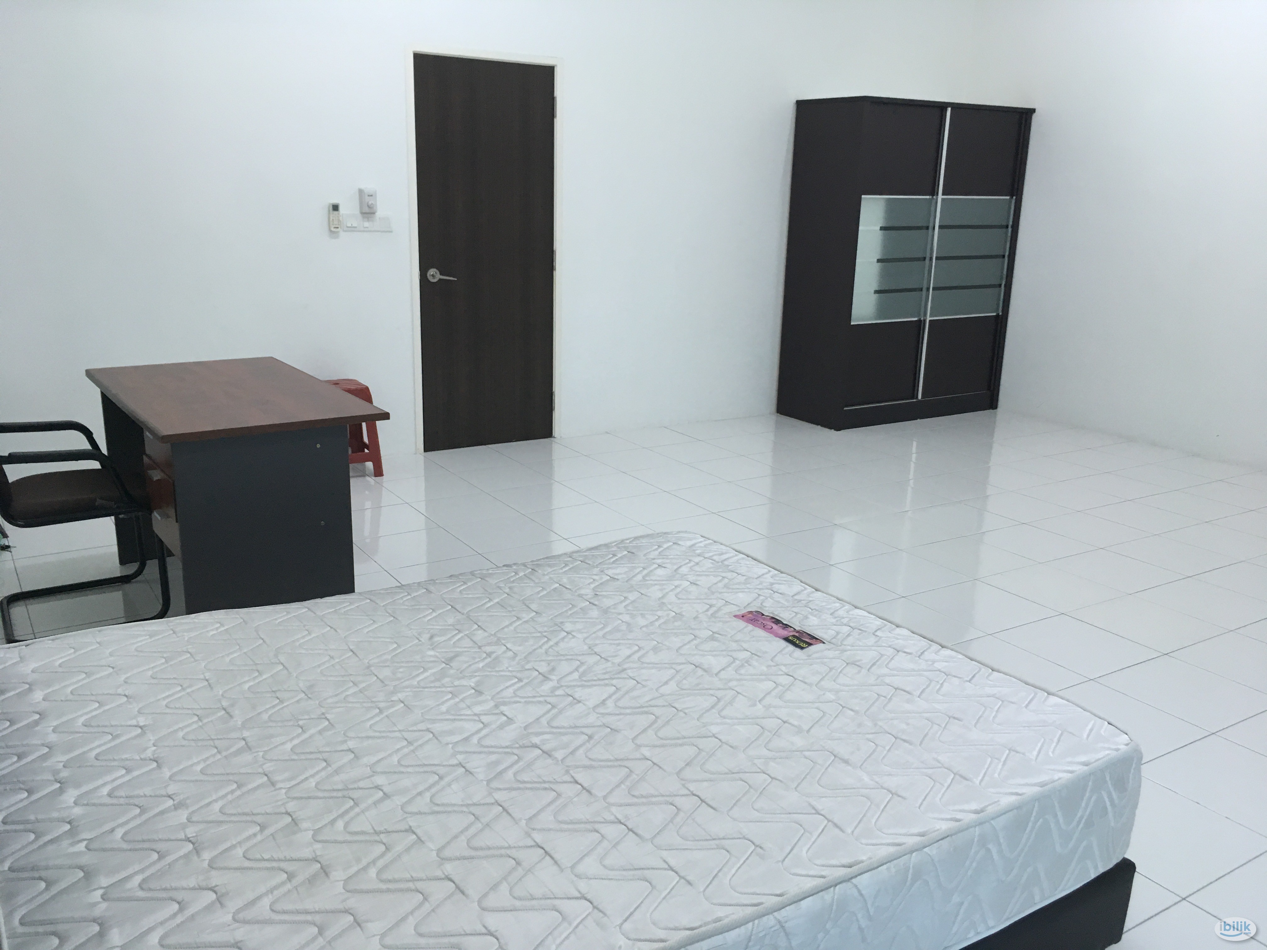 Master Room - fully furnished, personal bathroom, car park, landed house - Image 2