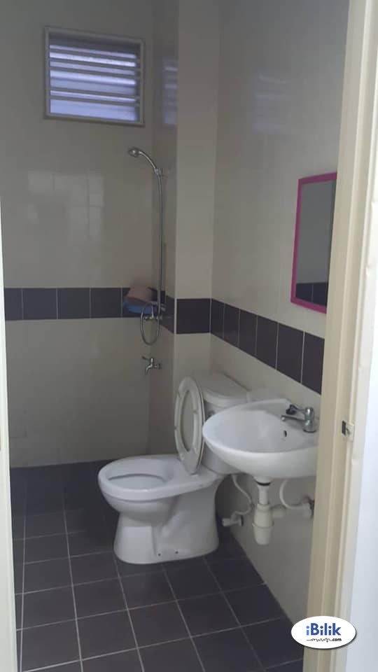 Middle Room at Taman Mount Austin, Tebrau - Image 1