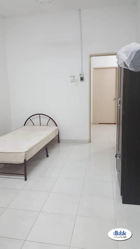 Middle Room at Taman Mount Austin, Tebrau - Image 2