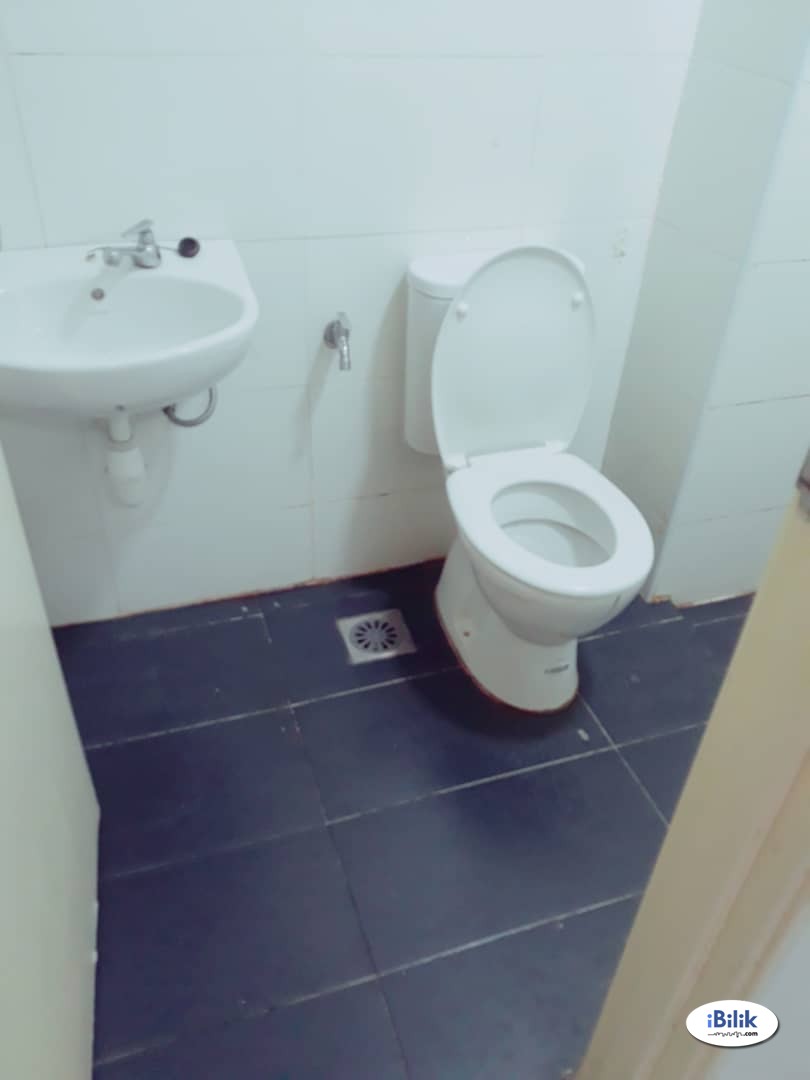 Middle Room at Vista Alam, Shah Alam - Image 3