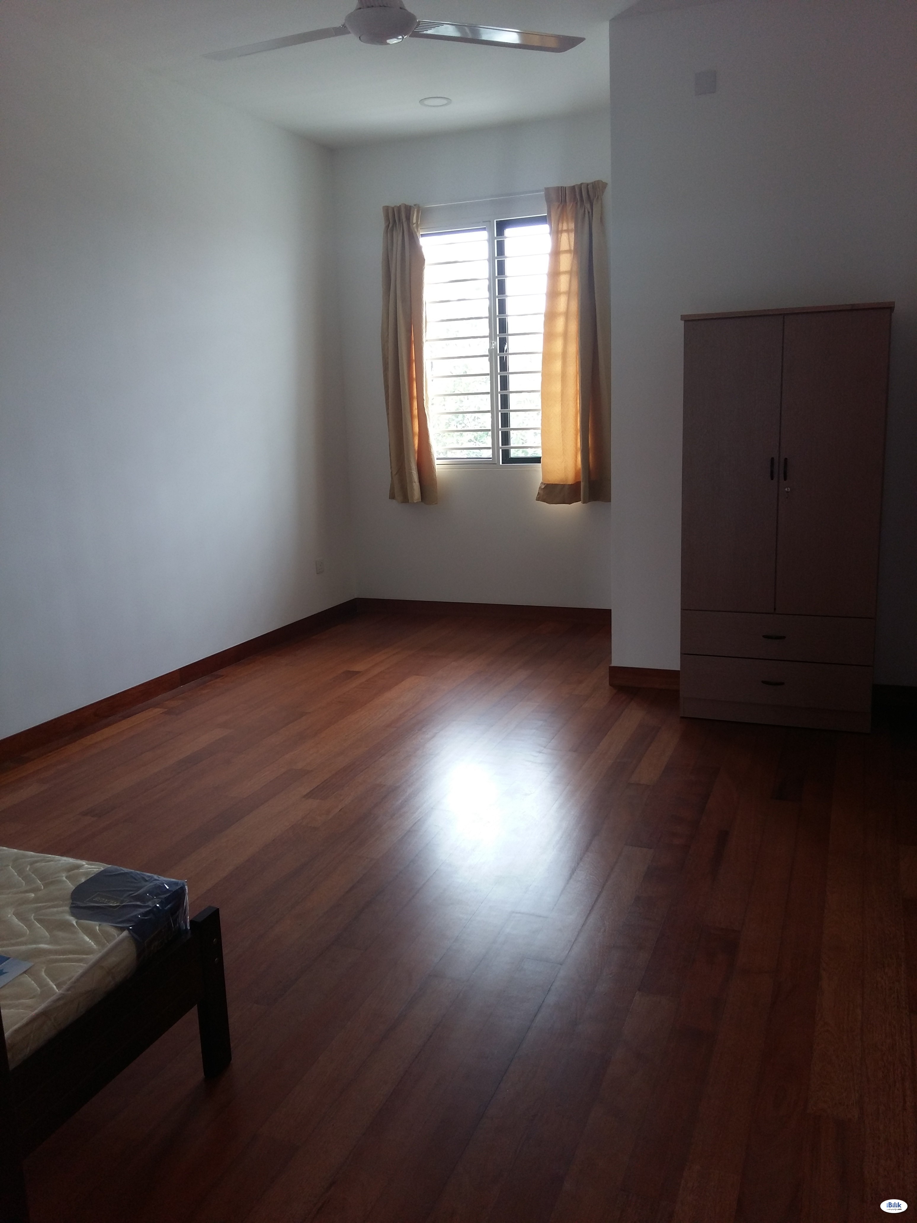 Big Medium Room(All Female House(Own Bathroom+Wifi+Utility+24Hrs Security) At Alam Impian, Shah Alam - Image 1