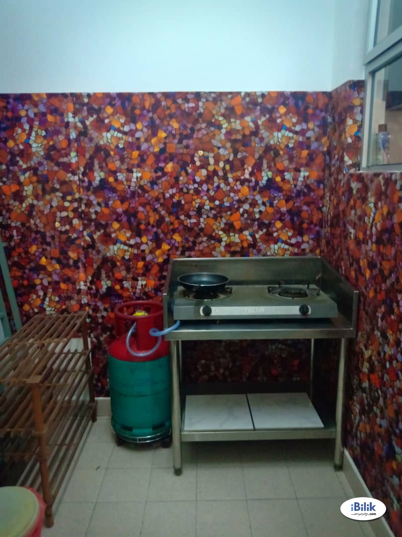 Middle Room with KLCC View at Suria Jelatek Residence, Ampang Hilir near LRT Jelatek - Image 4