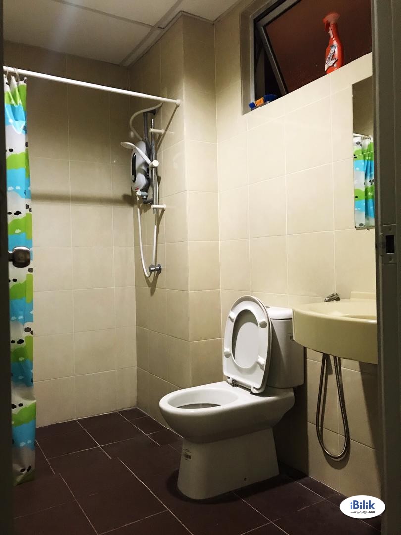 Master room with air con at Platinum Lake PV20, Setapak - Image 2