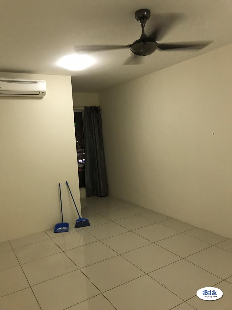 Master room with air con at Platinum Lake PV20, Setapak - Image 1