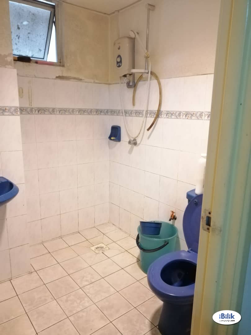Middle Room at Kelana D'Putera, Kelana Jaya (Include Utilities) - Image 3