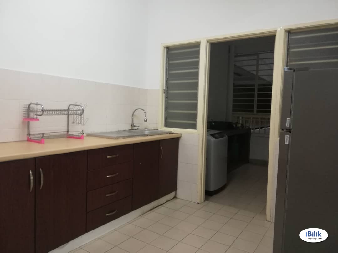 {Include utility} Middle Room at SuriaMas, Bandar Sunway - Image 3