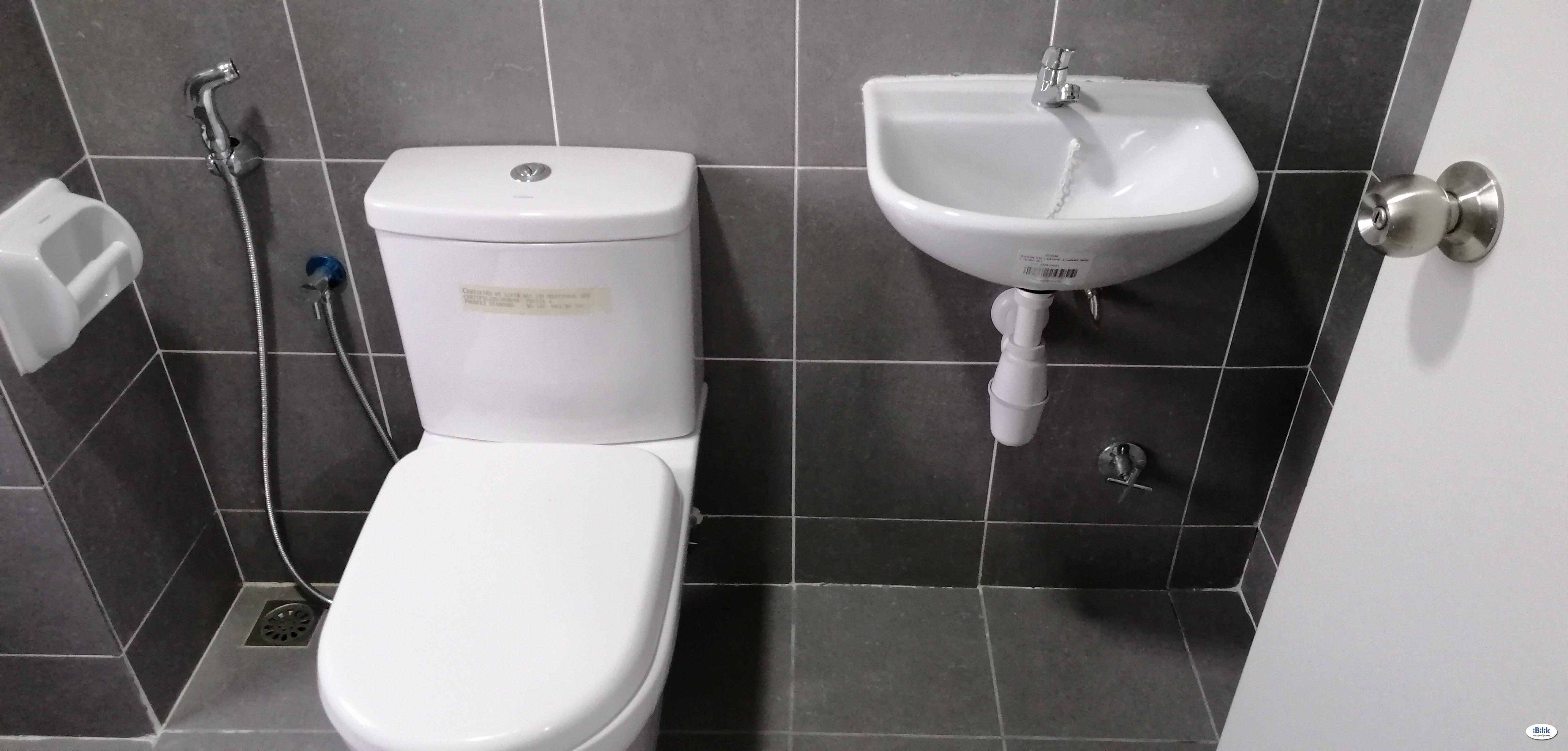 Middle Room at V-Residensi 2, Shah Alam - Image 2
