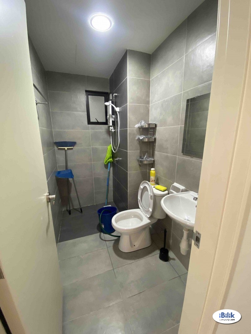 Middle Room at Sepang, Selangor - Image 1