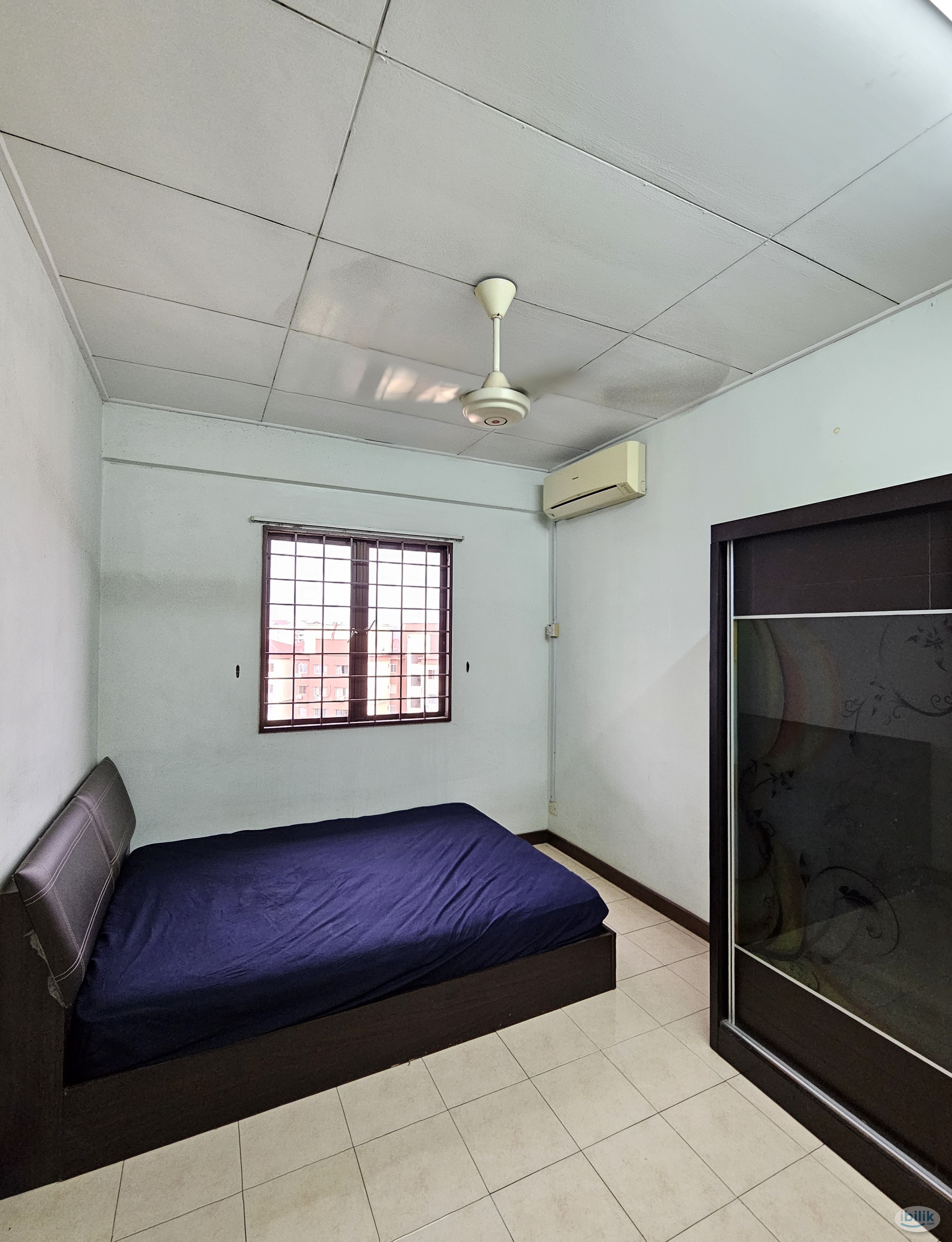 Middle Room at Bayu Tasik 2, Bandar Sri Permaisuri - Image 1