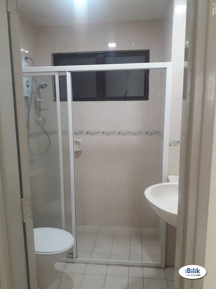 Middle Room at Bandar Utama, Petaling Jaya - Image 4