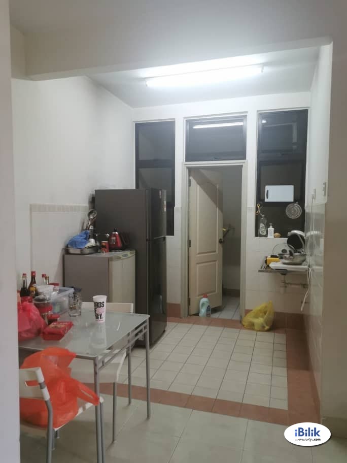 Middle Room at Bandar Utama, Petaling Jaya - Image 1