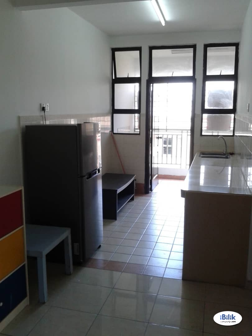 Sharing Middle Room at Pelangi Utama, Bandar Utama exclusive utilities and wifi - Image 1