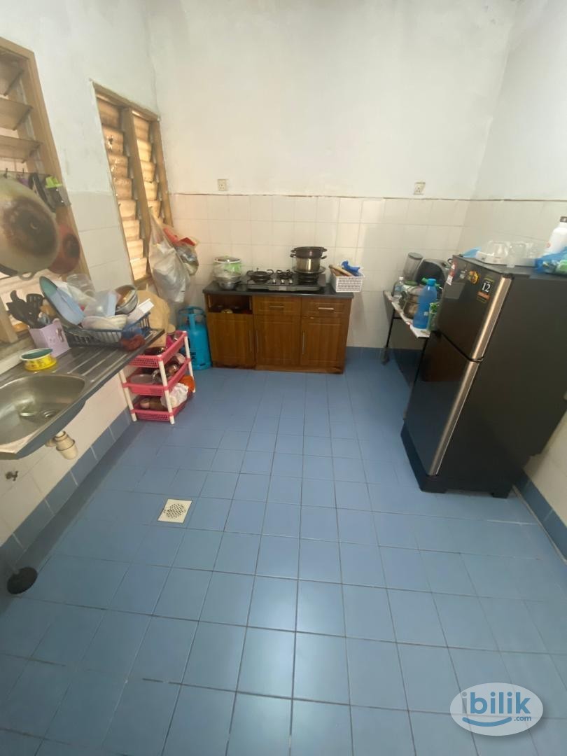 Middle Room at Melur Apartment, Sentul_FEMALE ONLY_LRT Sentul Timur_Immediate - Image 4