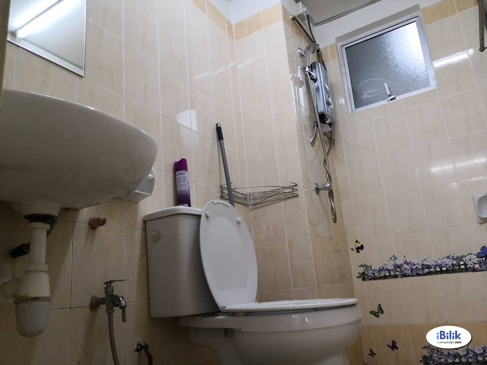 Medium Room at SuriaMas, Bandar Sunway - Image 5