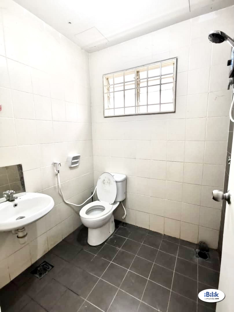 Middle Room at Sea Park, Petaling Jaya - Image 2