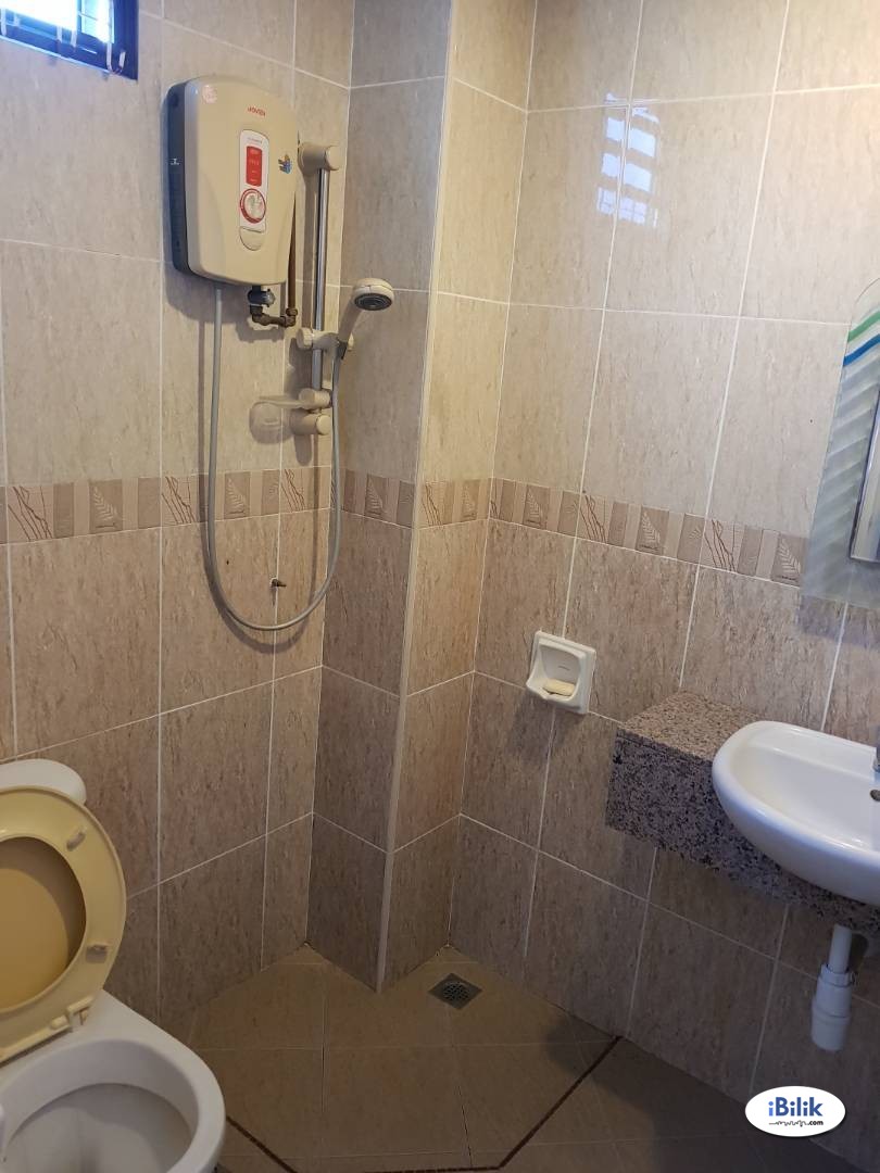 Clean, Cozy, Middle Room at Chee Seng Garden, Tanjung Bungah - Image 3
