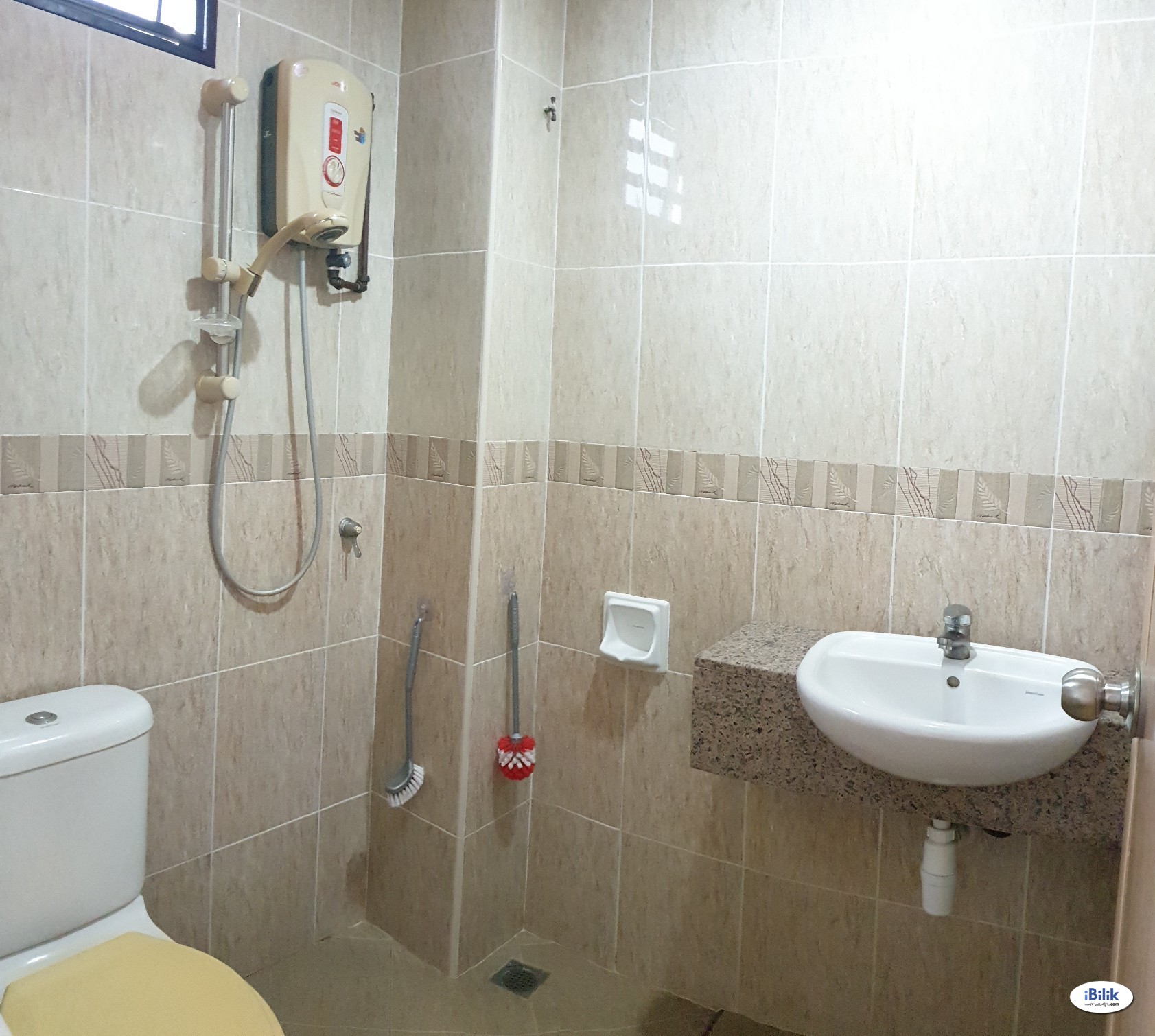 Single Room with bathroom at Chee Seng Garden, Tanjung Bungah - Image 2