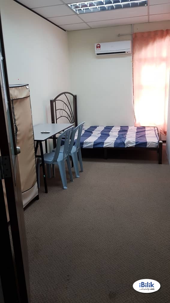 High Speed WI-FI, Terrace House with Guard House & Nice View !! Middle Room at Kota Damansara, PJ - Image 1