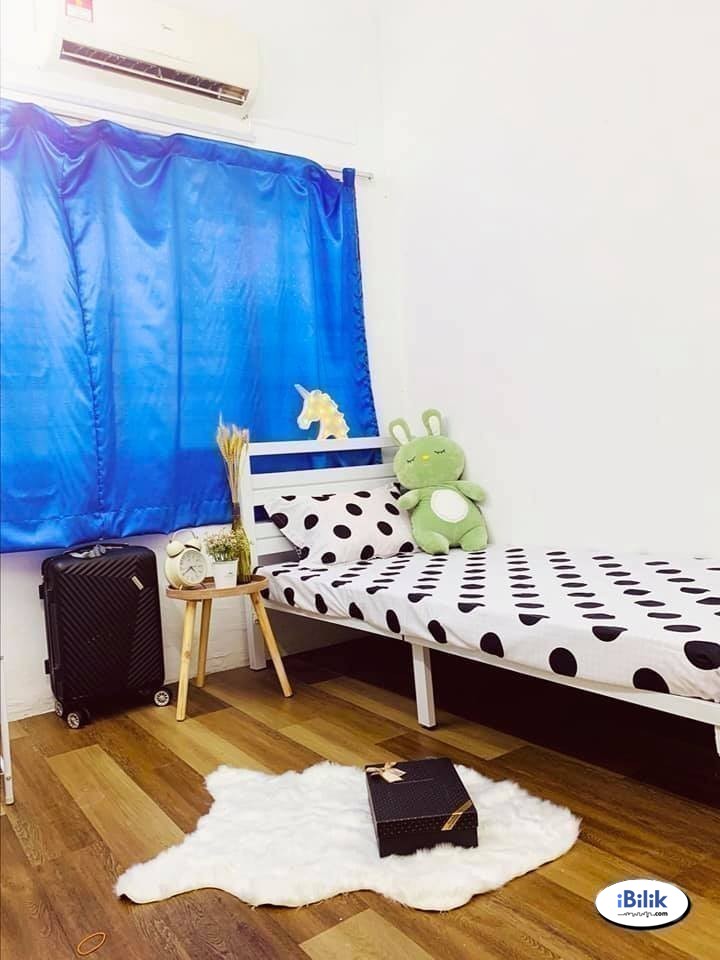 Single Room at D'Kayangan. Seksyen 13, Shah Alam, Selangor with High Speed WiFI ⚡ - Image 1