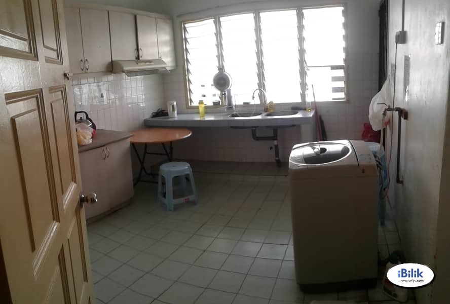 Middle Room at Sri Petaling, Kuala Lumpur Near Bukit Jalil with Easy Access Highway - Image 2