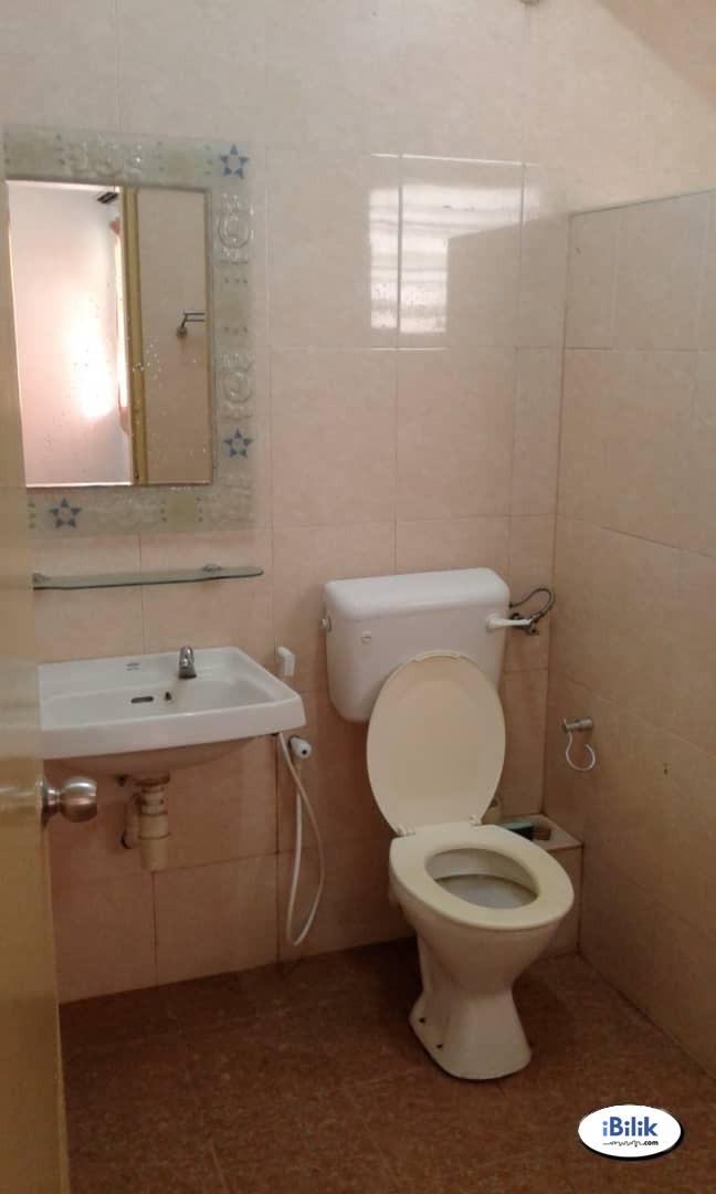 Middle Room at Sri Petaling, Kuala Lumpur Near Bukit Jalil with Easy Access Highway - Image 3