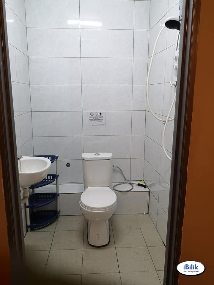 1 Month Deposit Only ⚡Middle Room for Rent with Walking distance to MRT / Bus Stop - Image 1