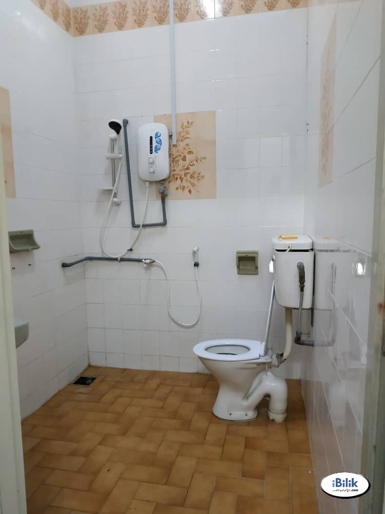 [AIRCOND &WIFI PROVIDED] Middle Room at USJ 11, UEP Subang Jaya - Image 3