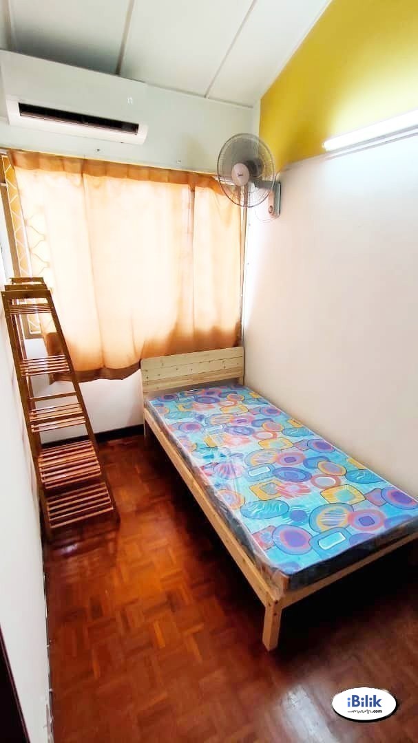 Promotion RM300 Booking 💥 Middle Room at Seri Utama, Kota Damansara Near MRT Station & SEGi College - Image 1