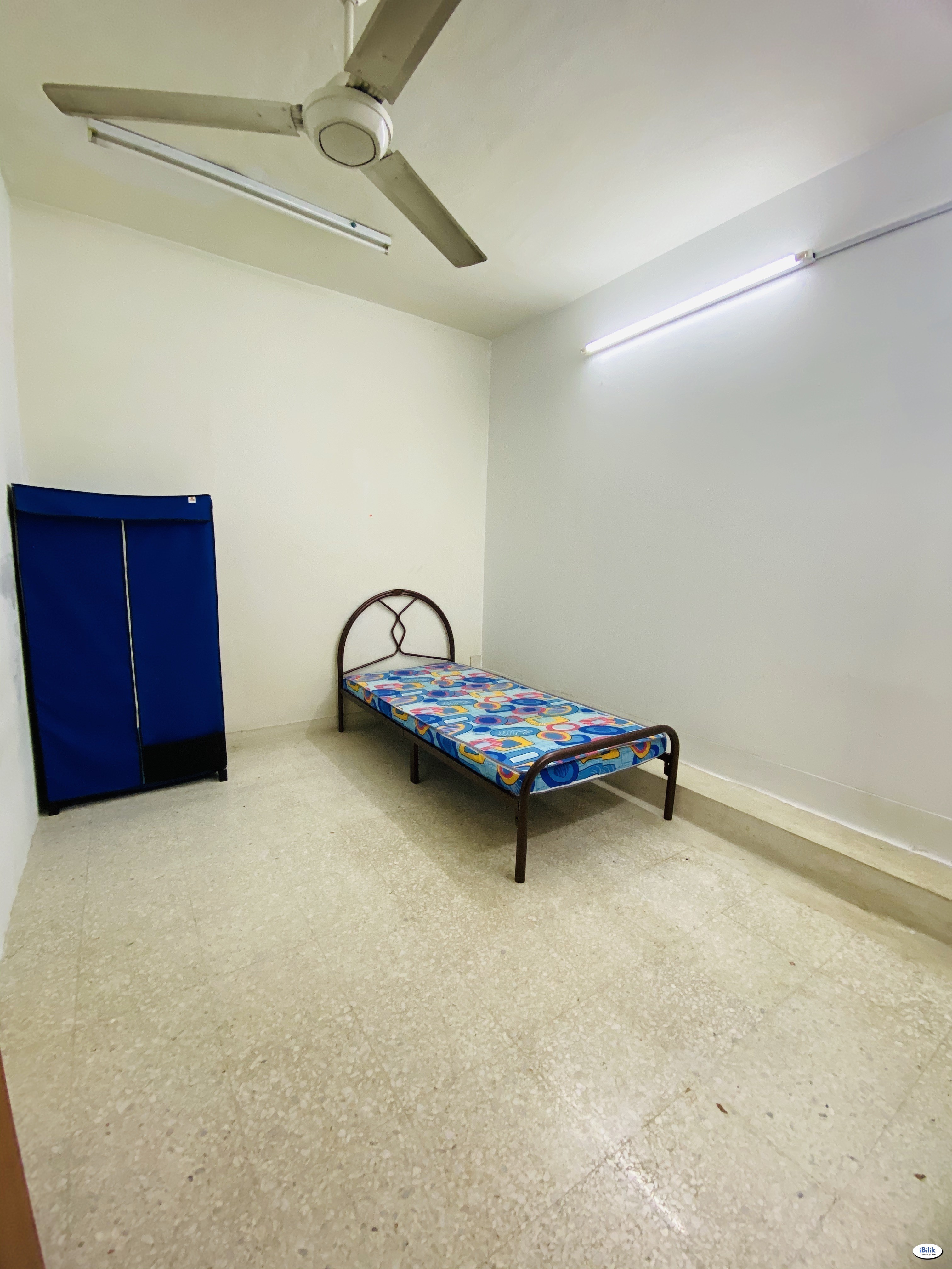 Middle Room at Damansara Kim, Damansara Utama with WiFI - Image 3