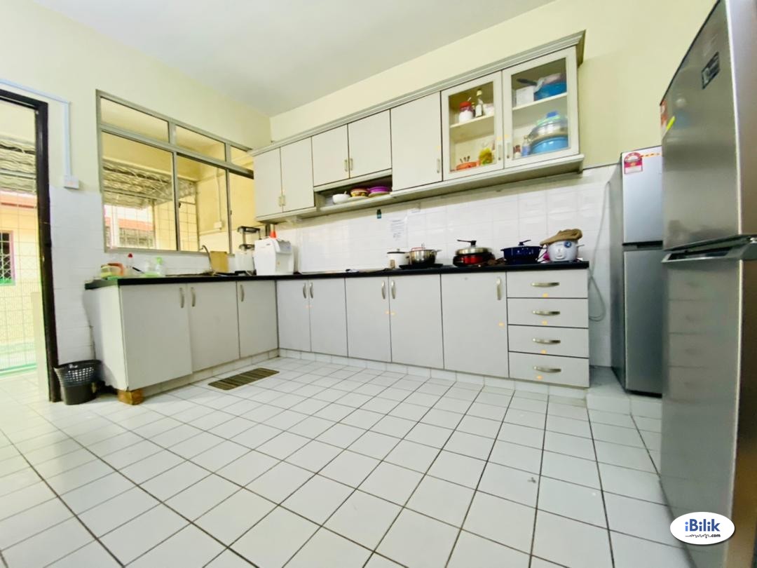 Middle Room at BU 🚶Walking Distance to 1 powerhouse, MRT Bandar Utama, One Utama 🚗Easy Access to PJ Uptown, Starling Mal - Image 2