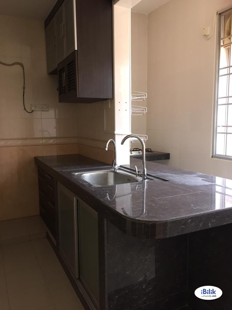 Master Room with ensuite private bathroom at Nusavilla, Skudai - Image 1