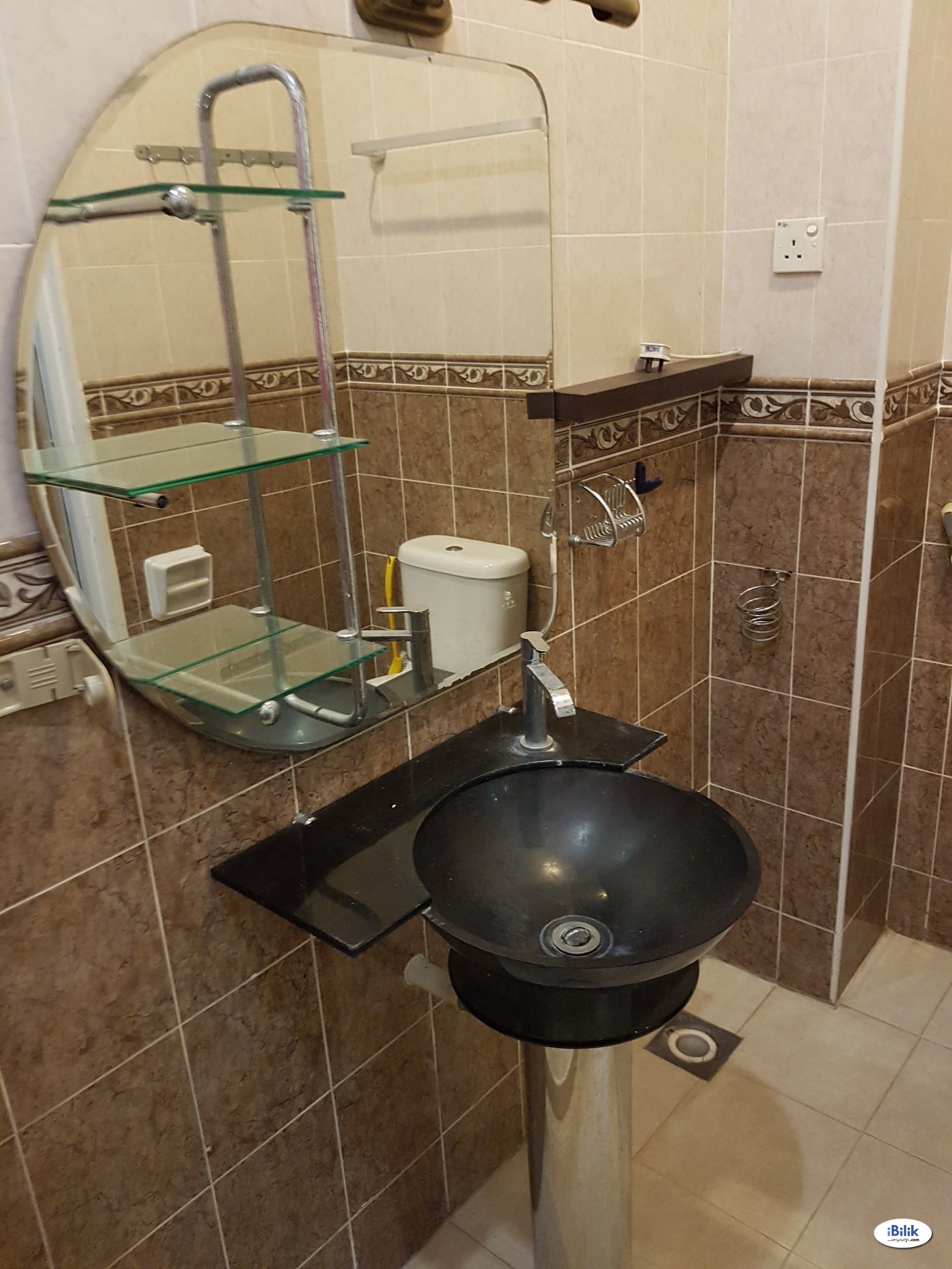 Master Room with ensuite private bathroom at Nusavilla, Skudai - Image 4