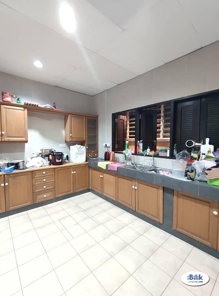 Middle Room at Kelana Jaya, Petaling Jaya - Image 1
