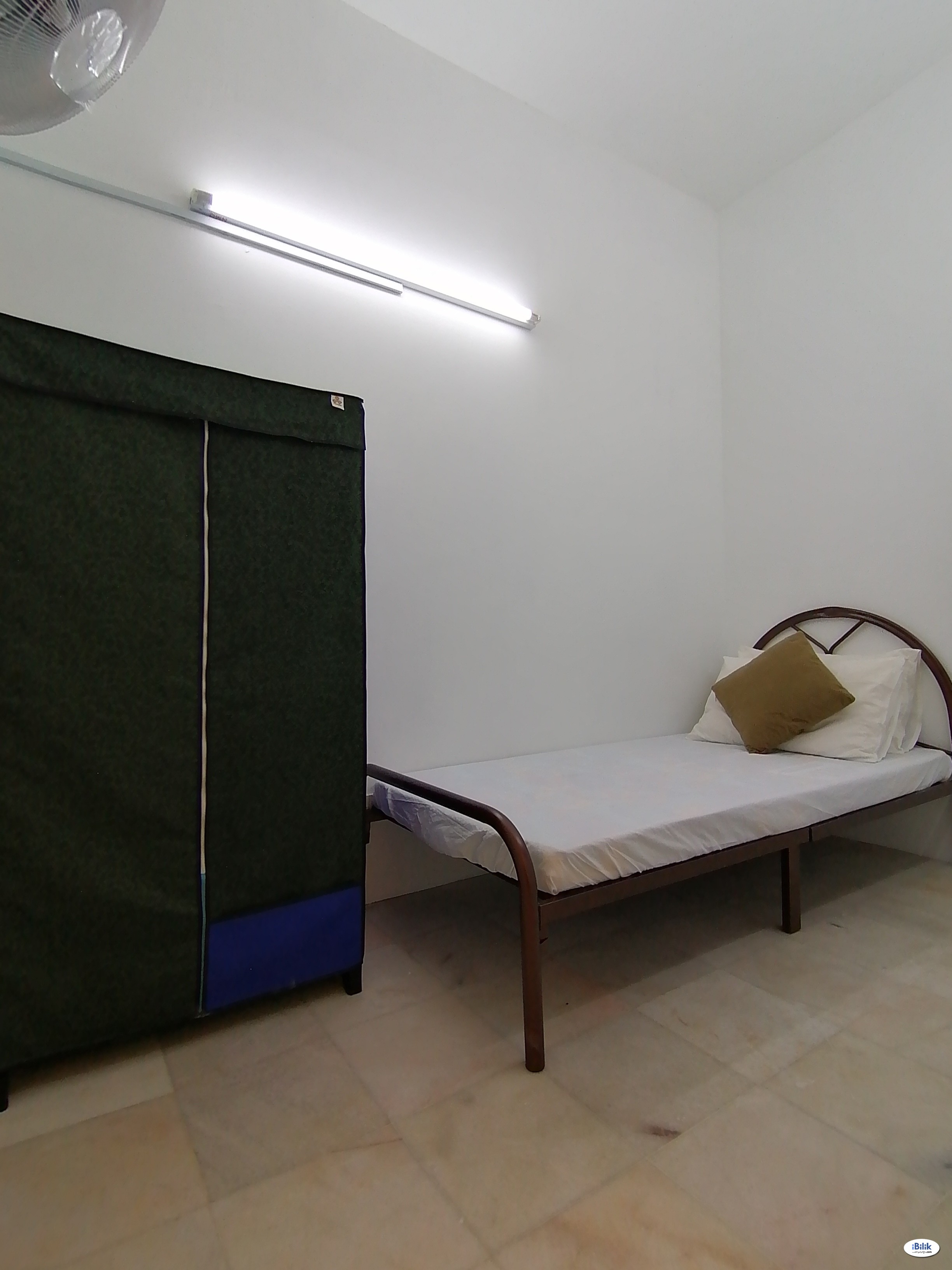 Middle Room at Damansara Jaya, Petaling Jaya - Image 3