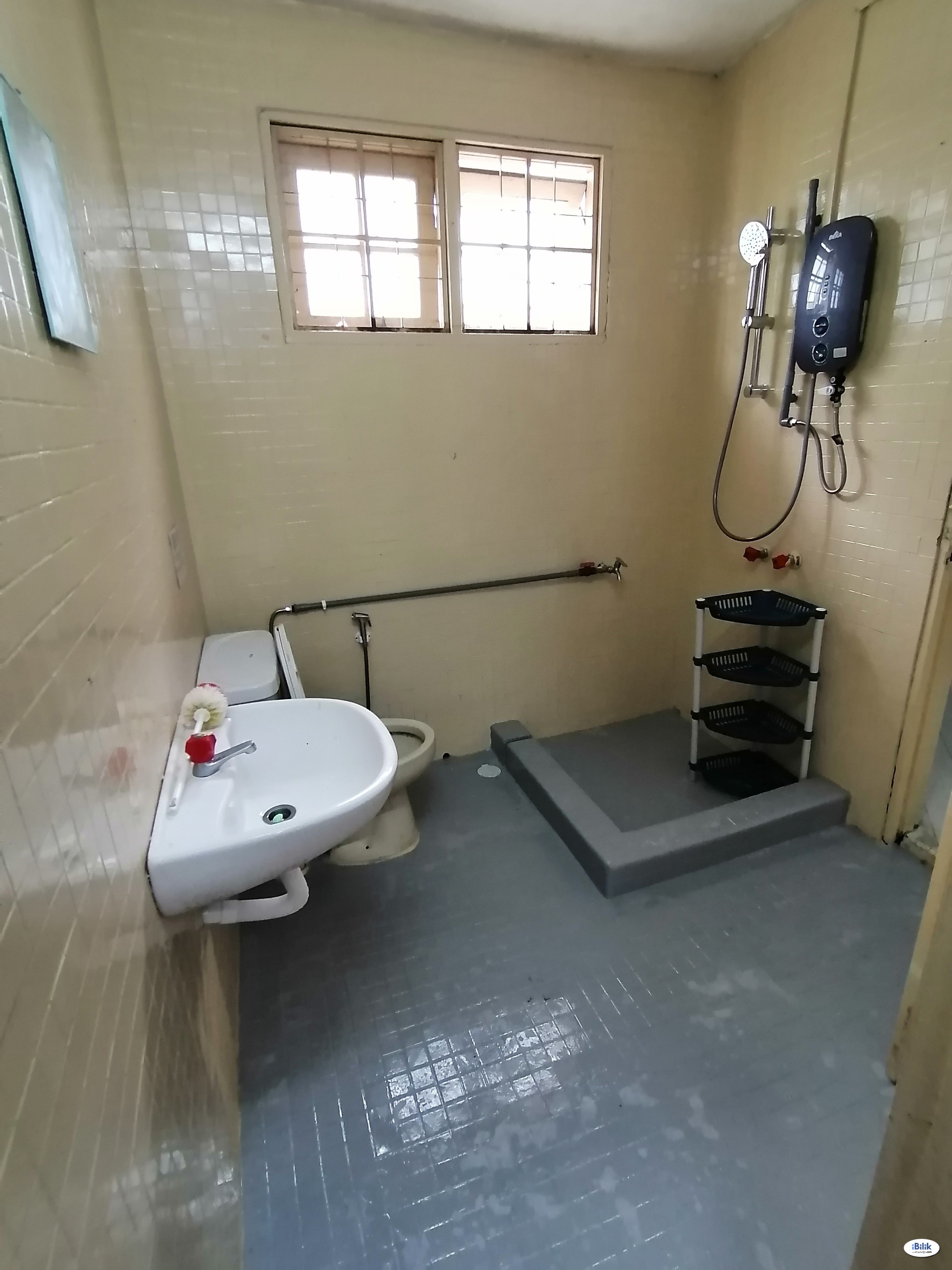 Middle Room at Subang Jaya, Selangor - Image 3