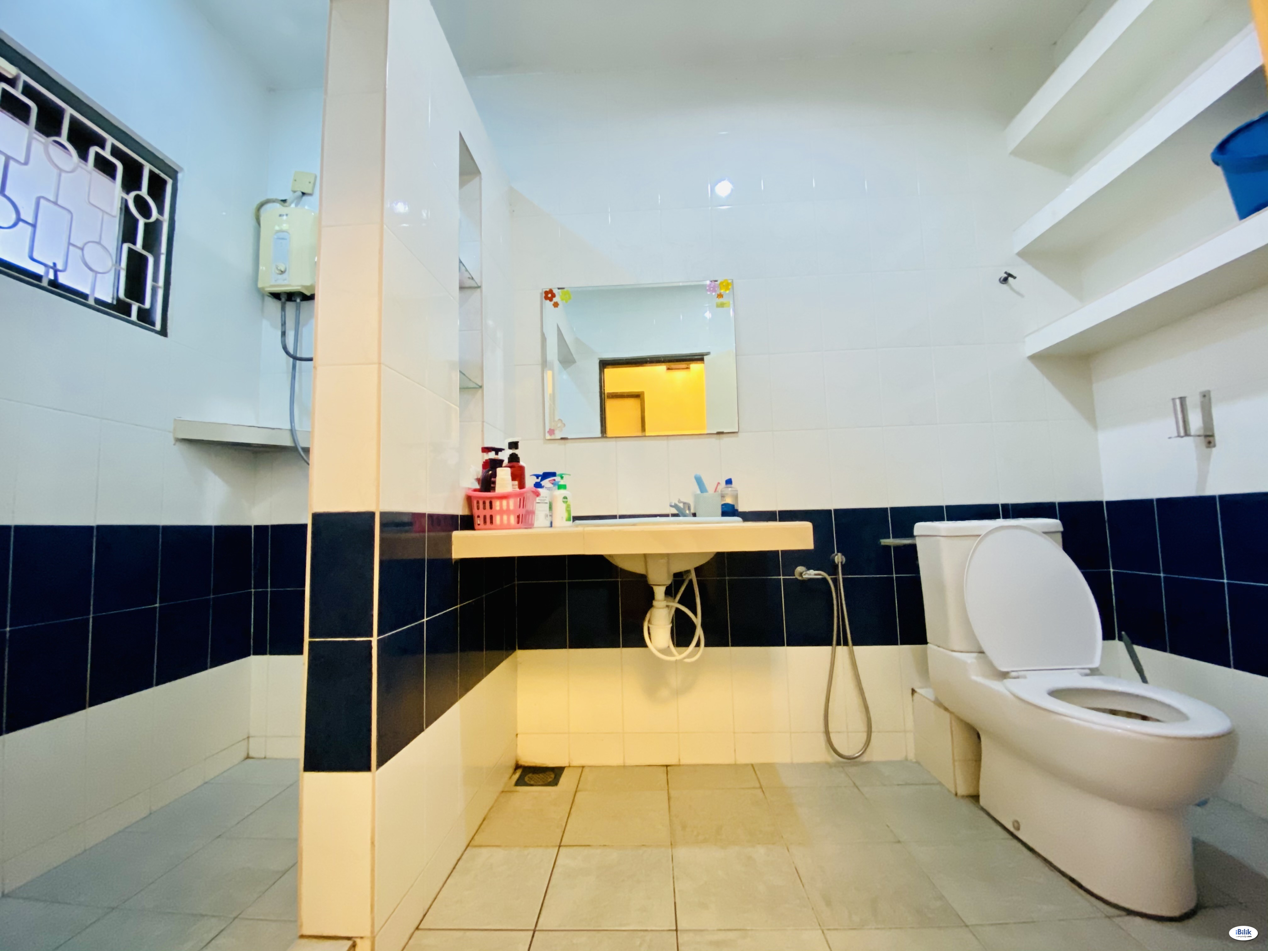 Middle Room at Taman SEA, Petaling Jaya - Image 1