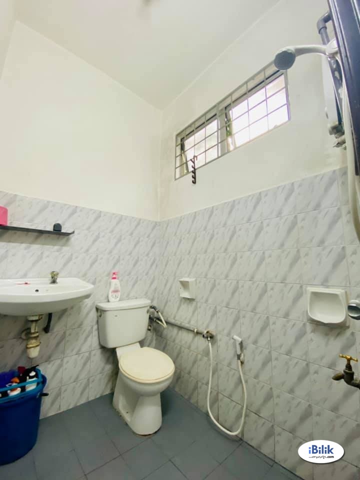 Medium Room with AirCond 🔰 FREE Water & Electricity Bill (Landed House, Lake Vista) - Image 3