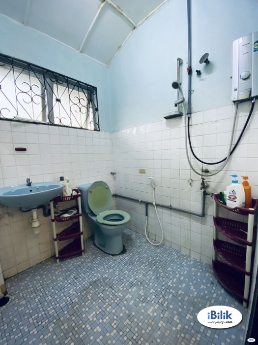 comfortable Middle Room at Bandar Utama, Petaling Jaya with ZERO DEPOSIT ! near Bandar Utama MRT Station - Image 3