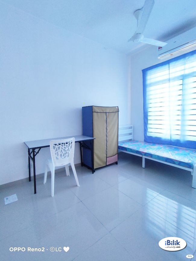 🎋AC Medium room with private balcony facing front Room For Rent in Setia Alam - Image 1