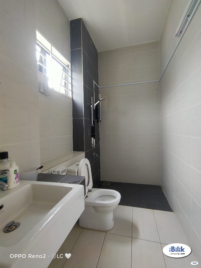 🎋AC Medium room with private balcony facing front Room For Rent in Setia Alam - Image 3