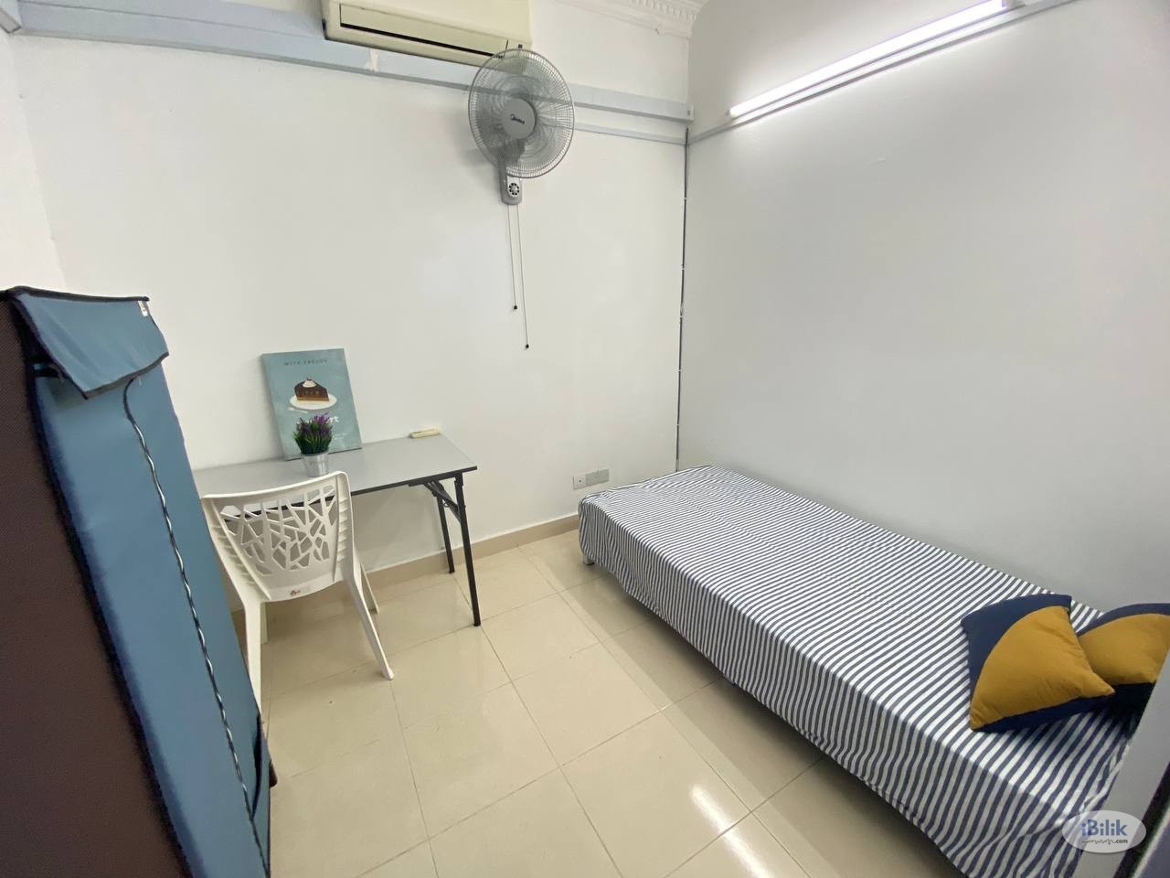 Comfort Urgent Move In~ Medium Room for rent Setia Alam with One Month Deposit - Image 1