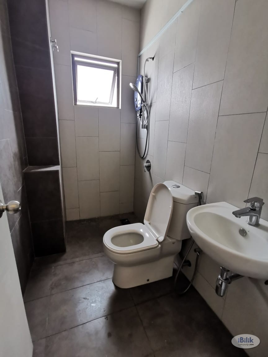 Comfort Urgent Move In~ Medium Room for rent Setia Alam with One Month Deposit - Image 3