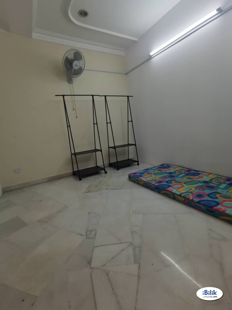 Available now single room for rent- jalan bu 2/6- bandar utama - Image 1