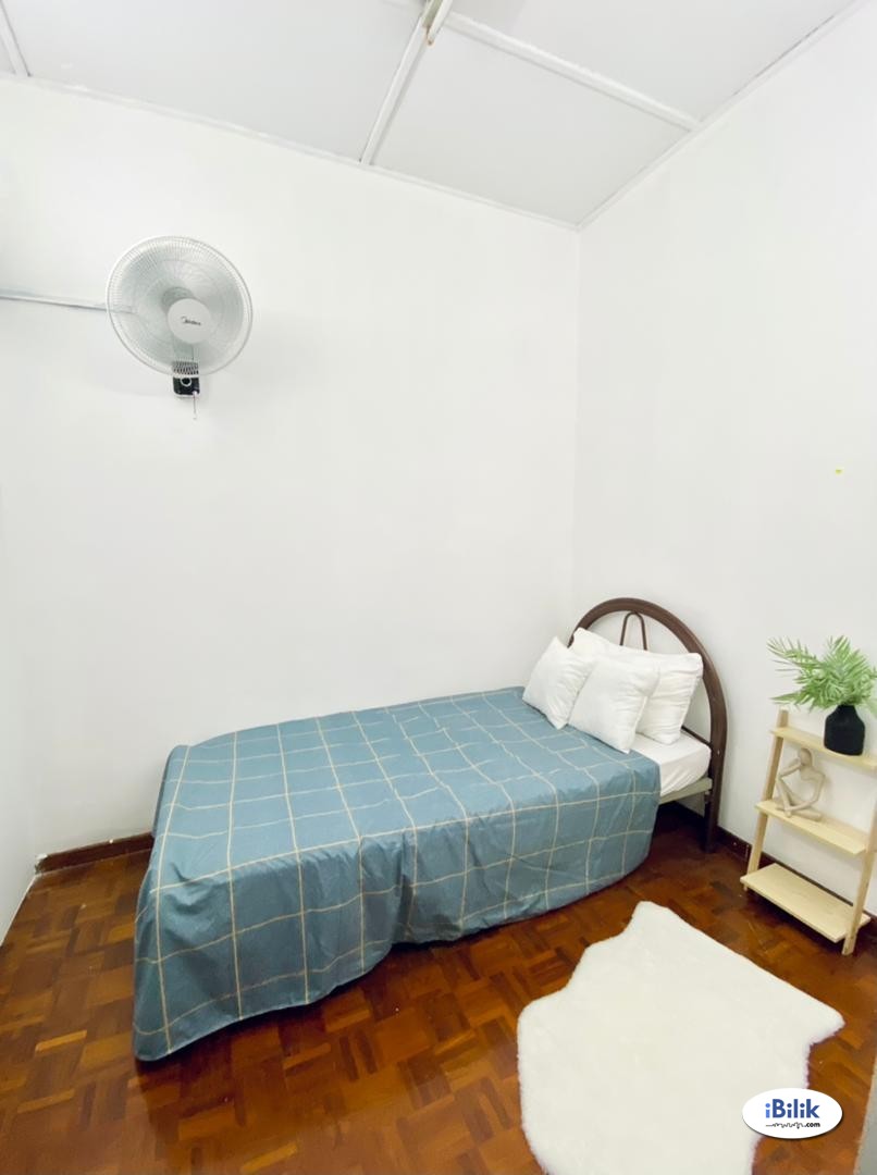 Middle Room at Kelana Jaya, Petaling Jaya - Image 1