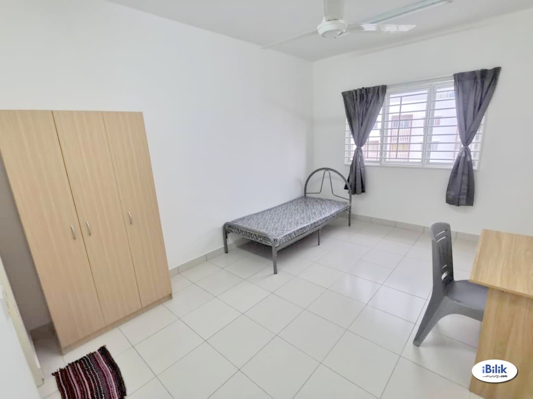 Aircond Master Room Setia Alam, Fully Furnished, Free Wifi, Weekly clean - Image 1