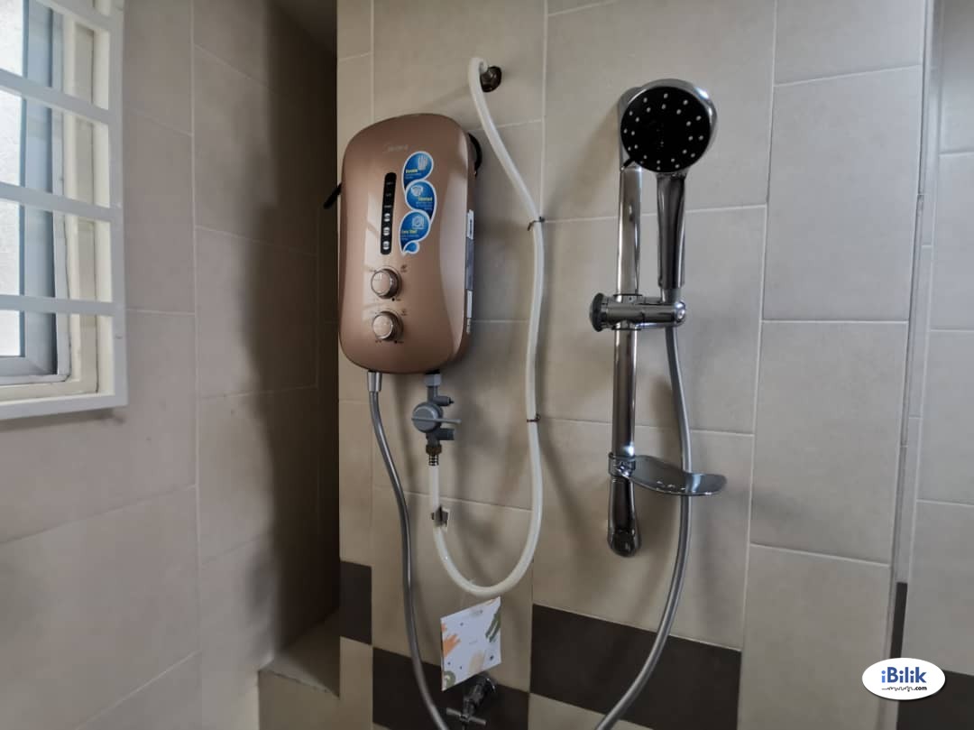 Aircond Master Room Setia Alam, Fully Furnished, Free Wifi, Weekly clean - Image 4