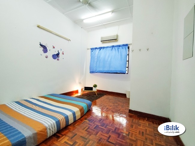 convenience Middle Room Zero Deposit Weekly Cleaning @ TTDI - Image 1