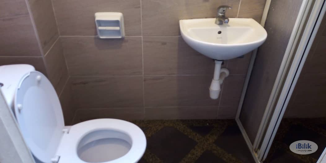 ZERO DEPOSIT - MEDIUM ROOM ATTACHED IWTH PRIVATE BATHROOM - WALKING DISTANCE TO LRT STATION & IOI MALL - Image 1