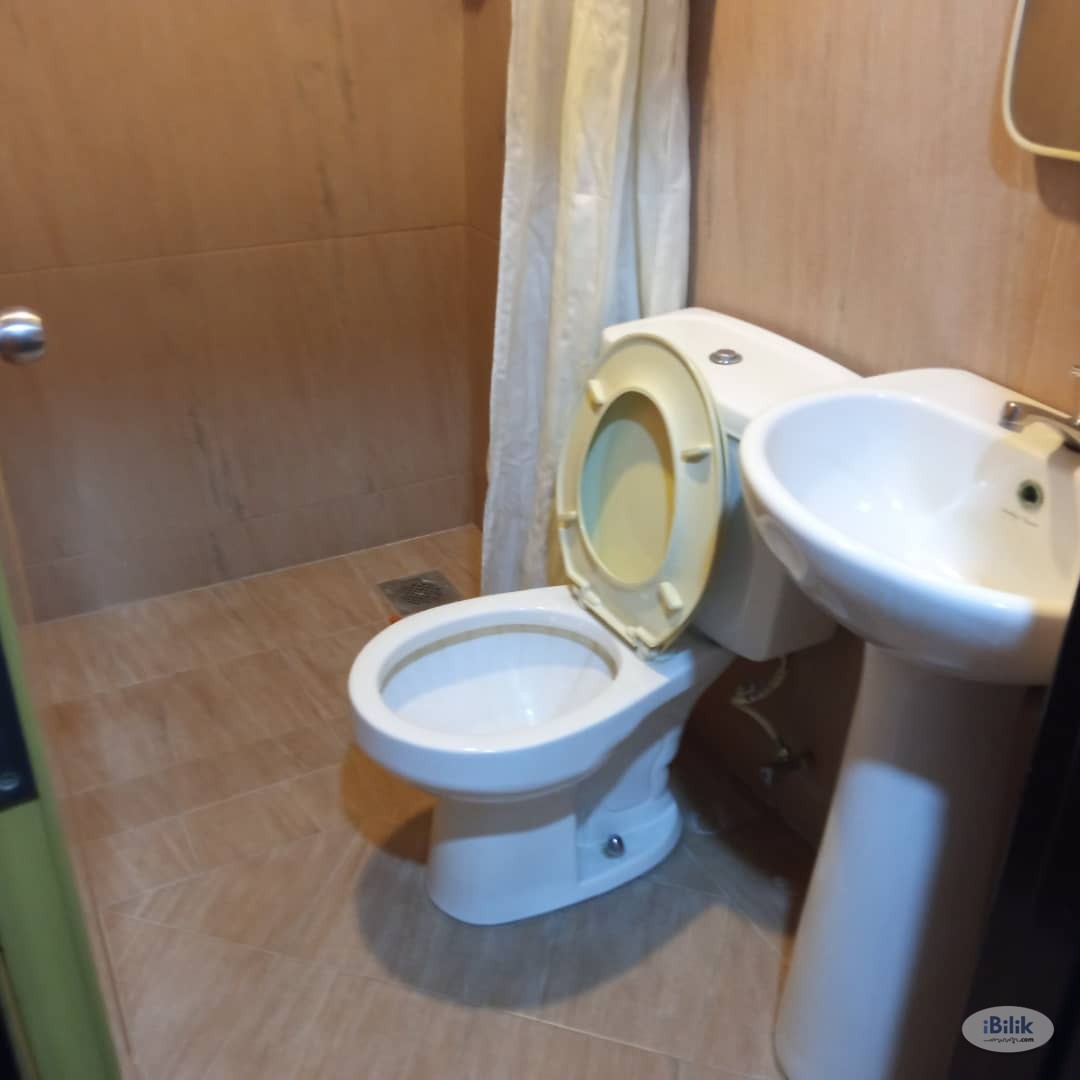 zero deposit , private bathroom, walking destine to LRT station Master Room at Puchong, Selangor, near ioi mall - Image 1